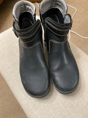 Duluth Trading Co Black Ankle Booties with Contrast Stitching
